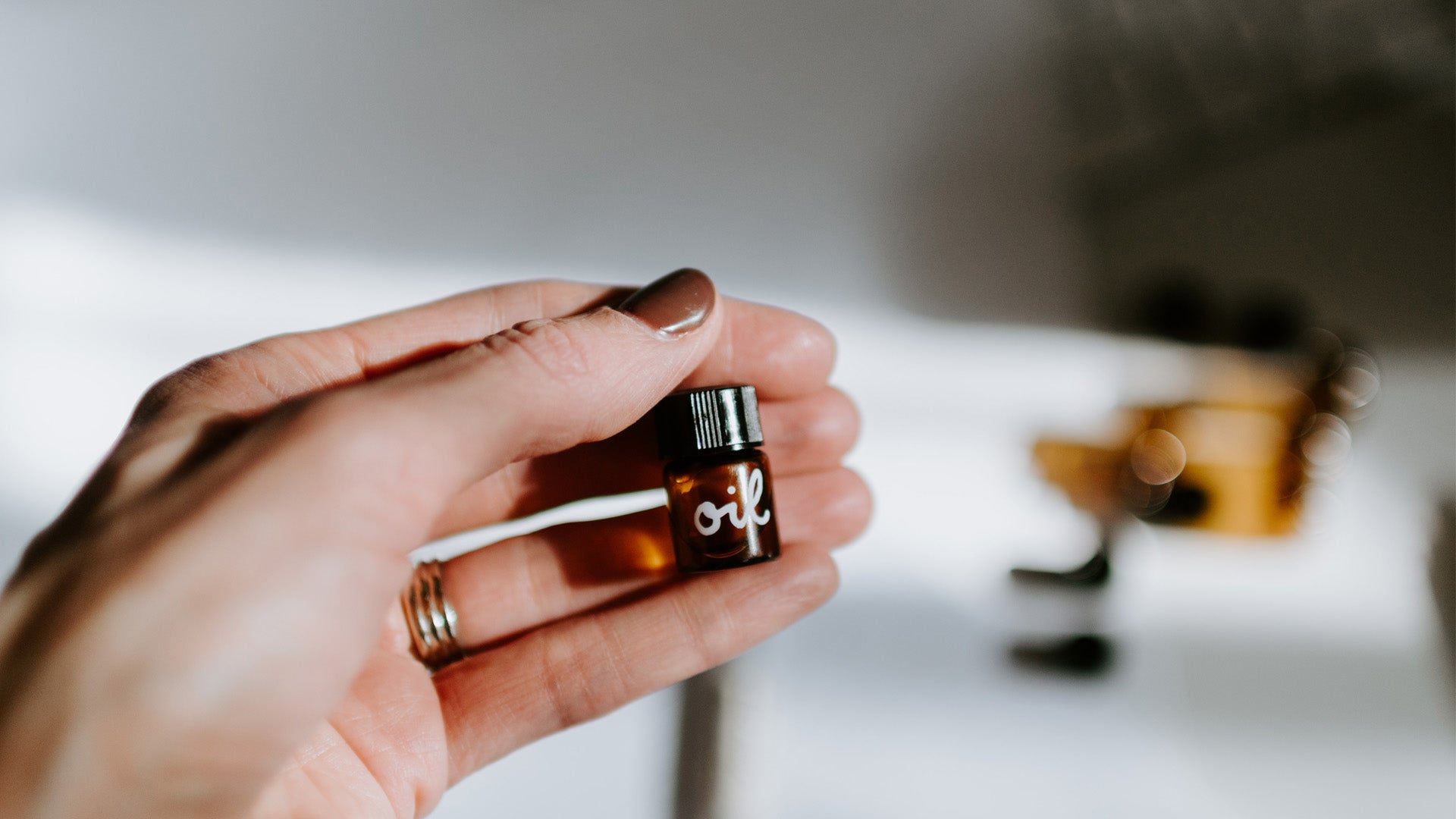 3 ESSENTIAL OILS FOR BETTER SLEEP